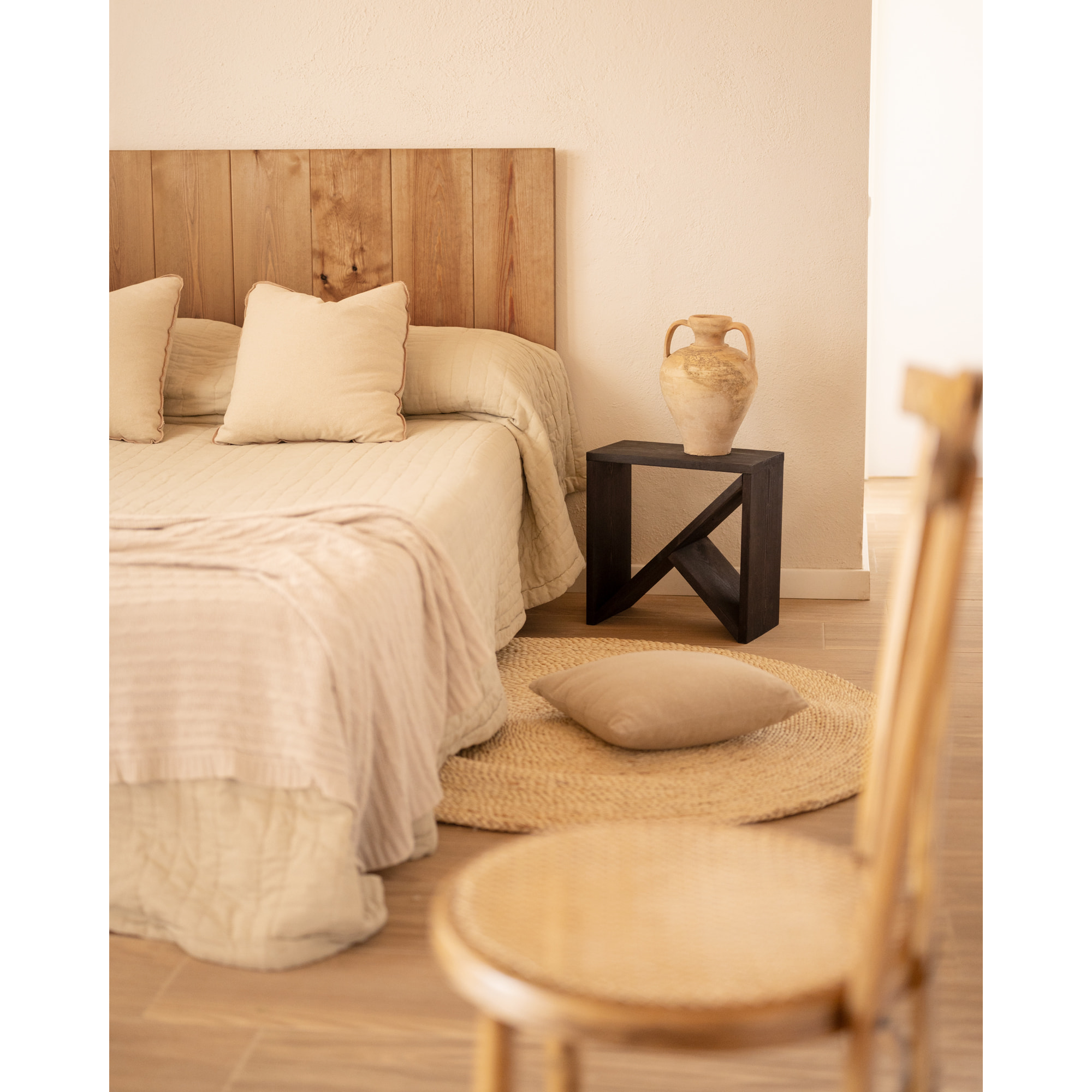 Table de chevet ou table auxiliaire en bois massif ton noir en différentes tailles