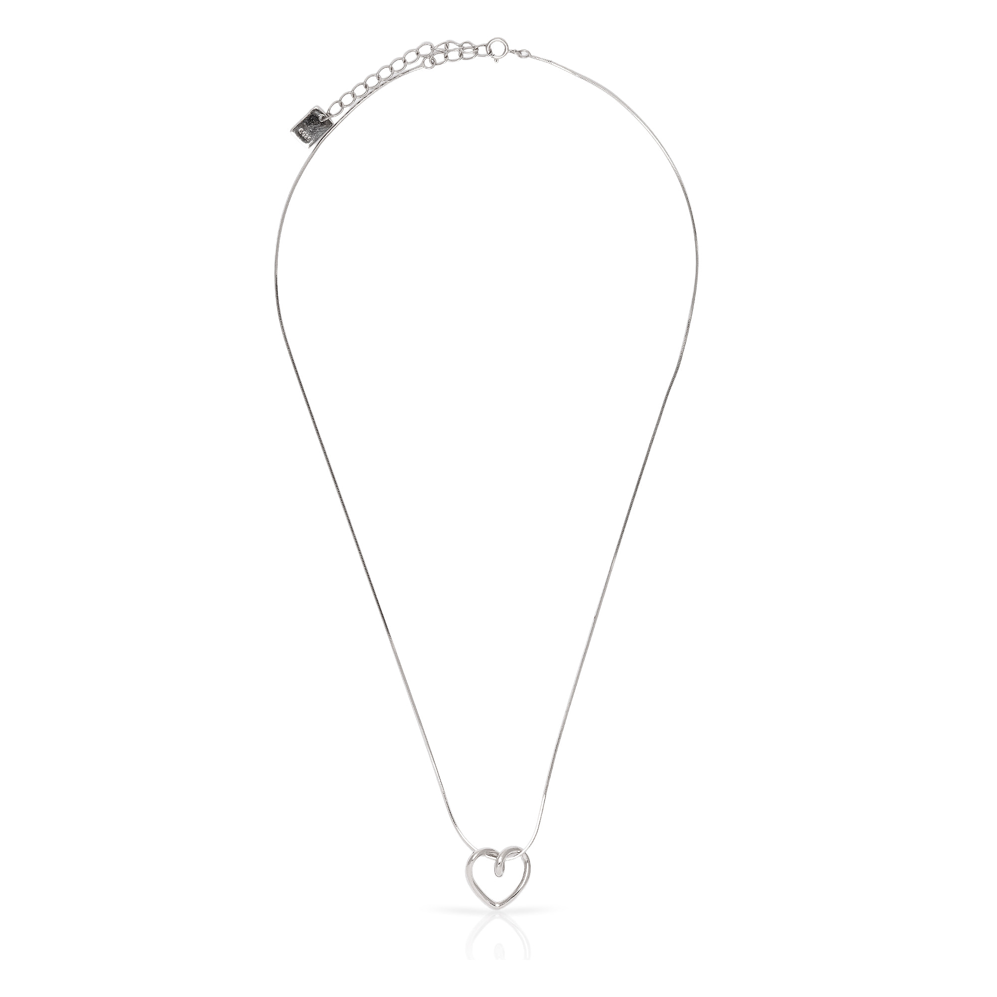 Collar de plata de ley 925 con colgante de corazón y cierre de resorte.