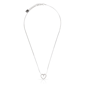 Collar de plata de ley 925 con colgante de corazón y cierre de resorte.