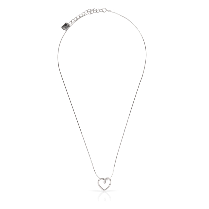 Collar de plata de ley 925 con colgante de corazón y cierre de resorte.