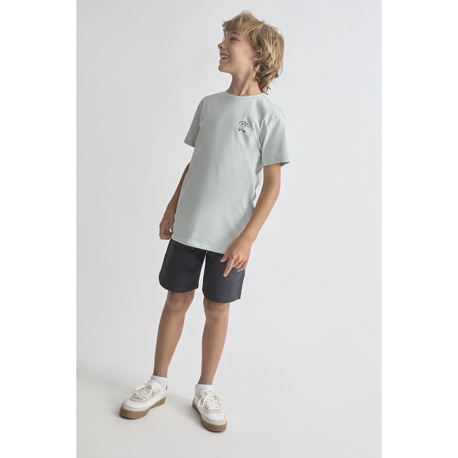 Conjunto Camiseta Lisa con Logo Pequeno y Shorts con Bolsillos Parche Estilo Casual | Color: Gris marengo | Street Monkey