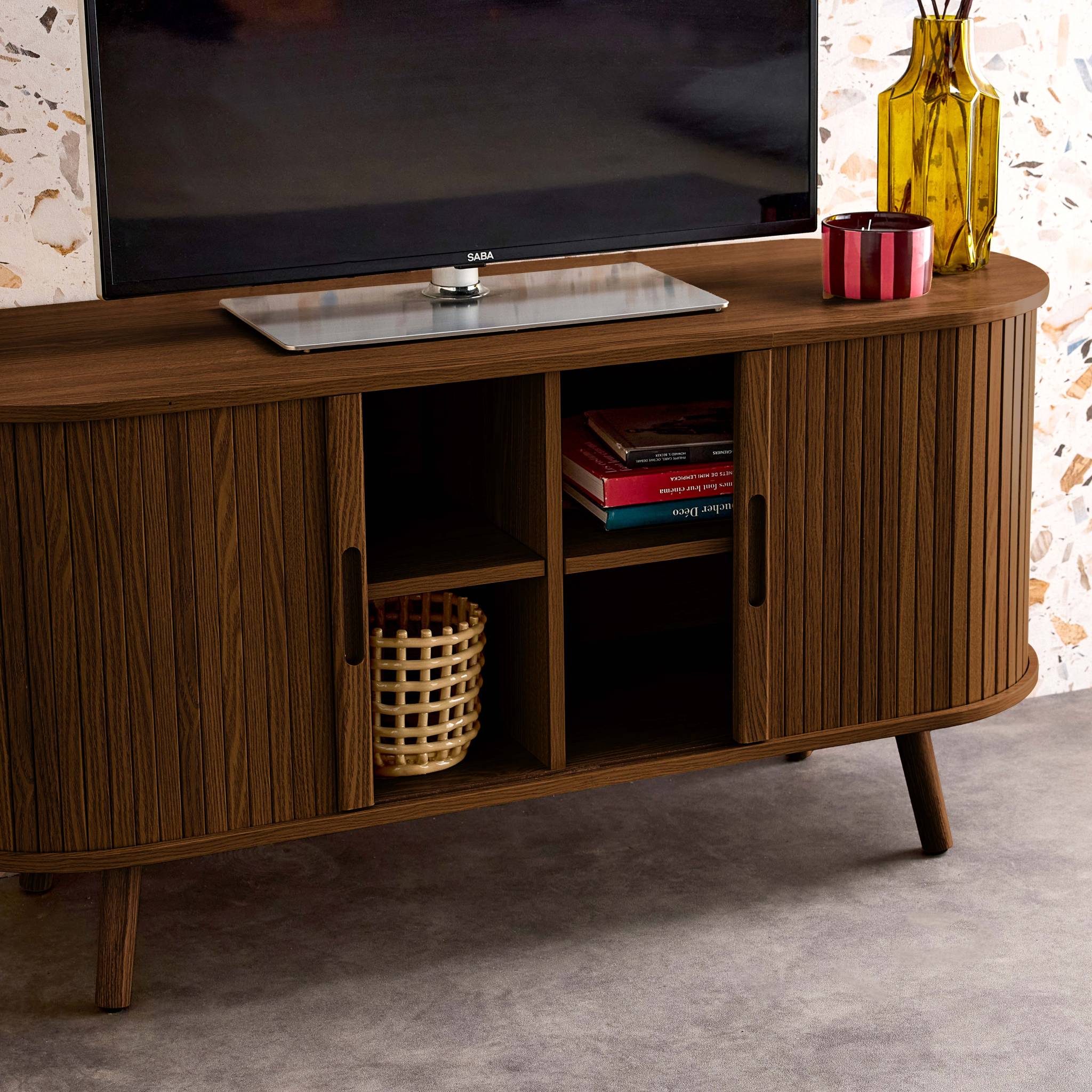 Meuble TV scandinave 2 portes coulissantes. 4 compartiments. effet bois rainuré noyer. L120 x 40 x 57 cm