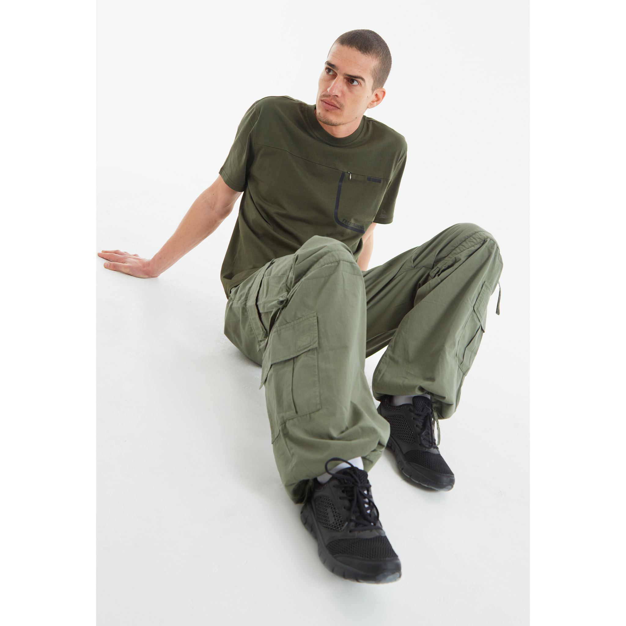 Pantaloni cargo con doppie tasche e coulisse intermedia