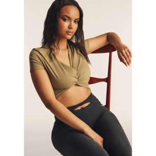 T-shirt cropped con effetto raccolto