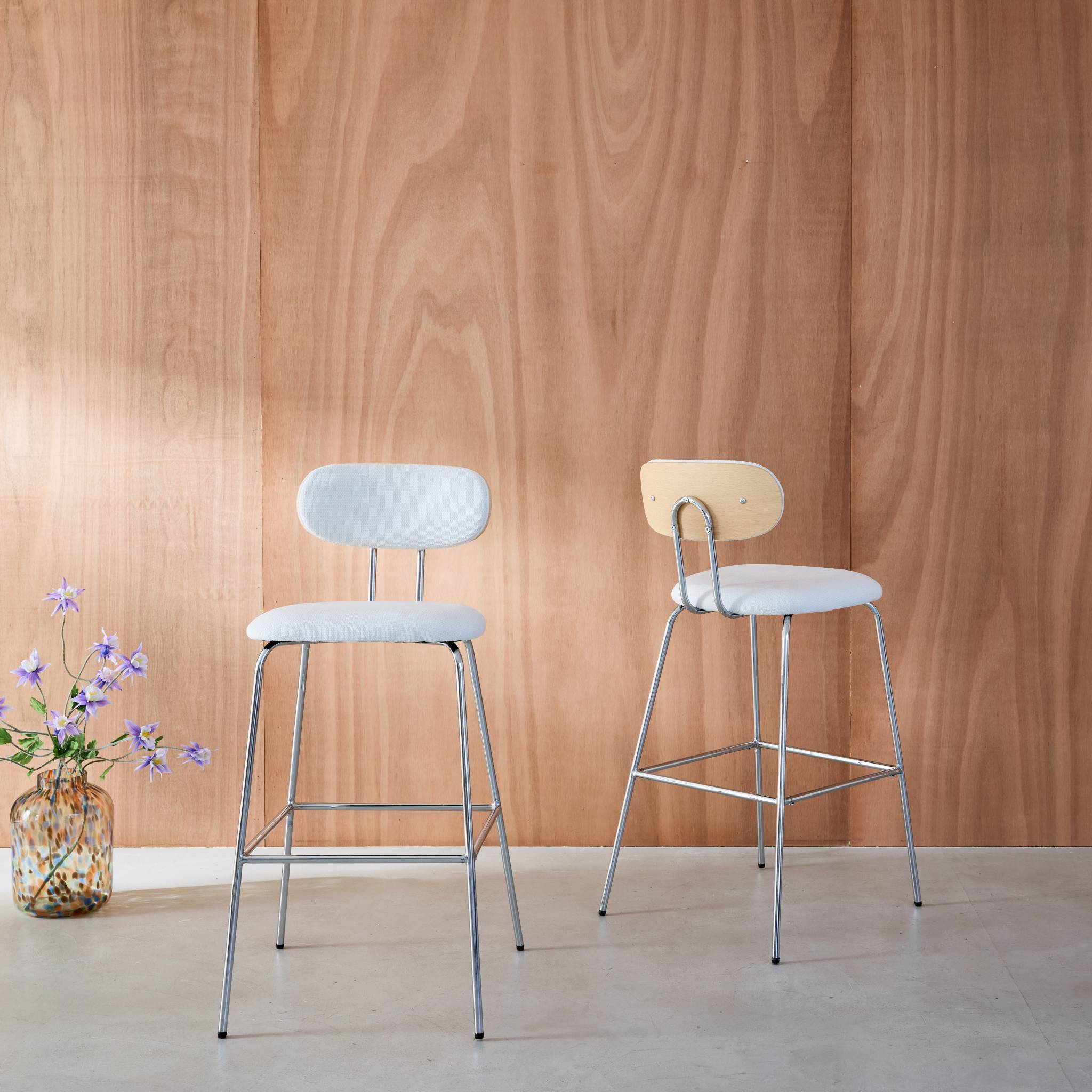 2 tabourets de bar décor bois courbé teinté chêne et tissu déperlant blanc. pieds métal chromé (lot de 2) - L 44 x P 51 x H 103cm - Erin