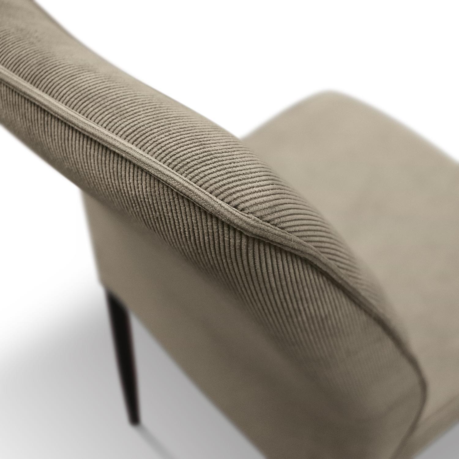 Set di 4 sedie LUBIANA in tessuto beige e gambe in metallo nero opaco