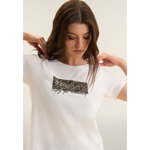 T-shirt con stampa leopardata decorata da borchie e logo