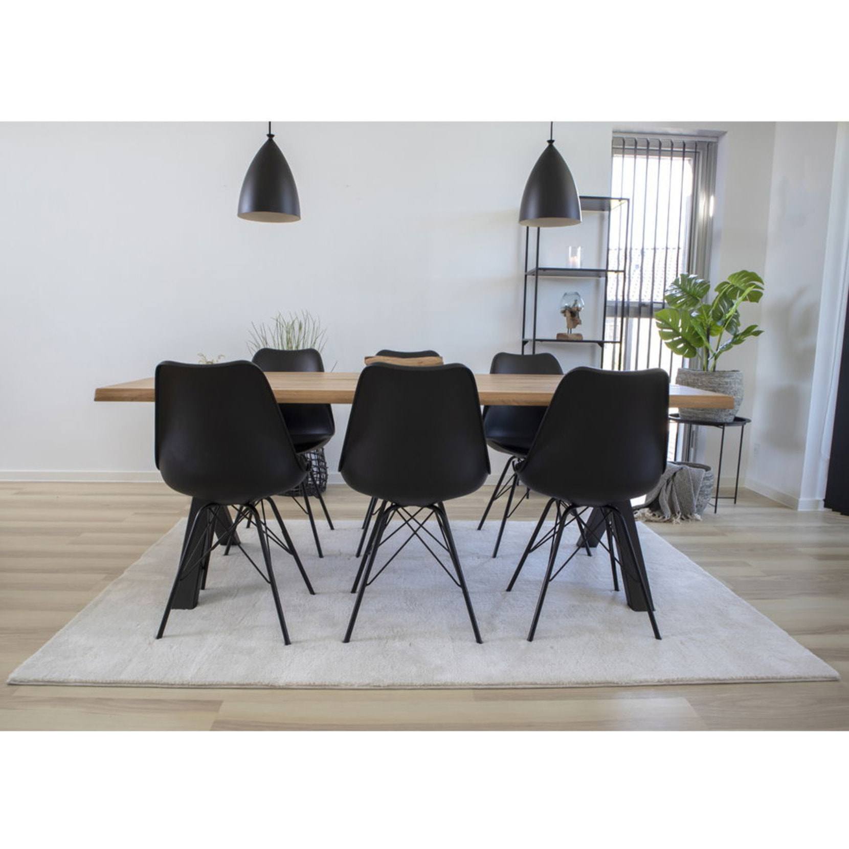 Set 2 sedie da pranzo Oslo in ecopelle nera con gambe in metallo nero