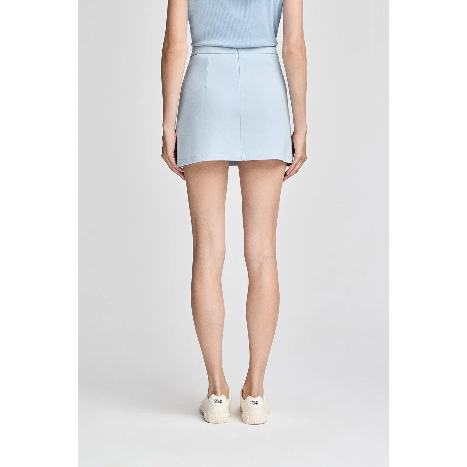 Falda azul claro June con monograma bordado