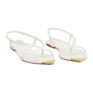 Sandalias planas blancas minimalistas chic