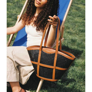 Bolso de hombro negro con rejilla de mimbre