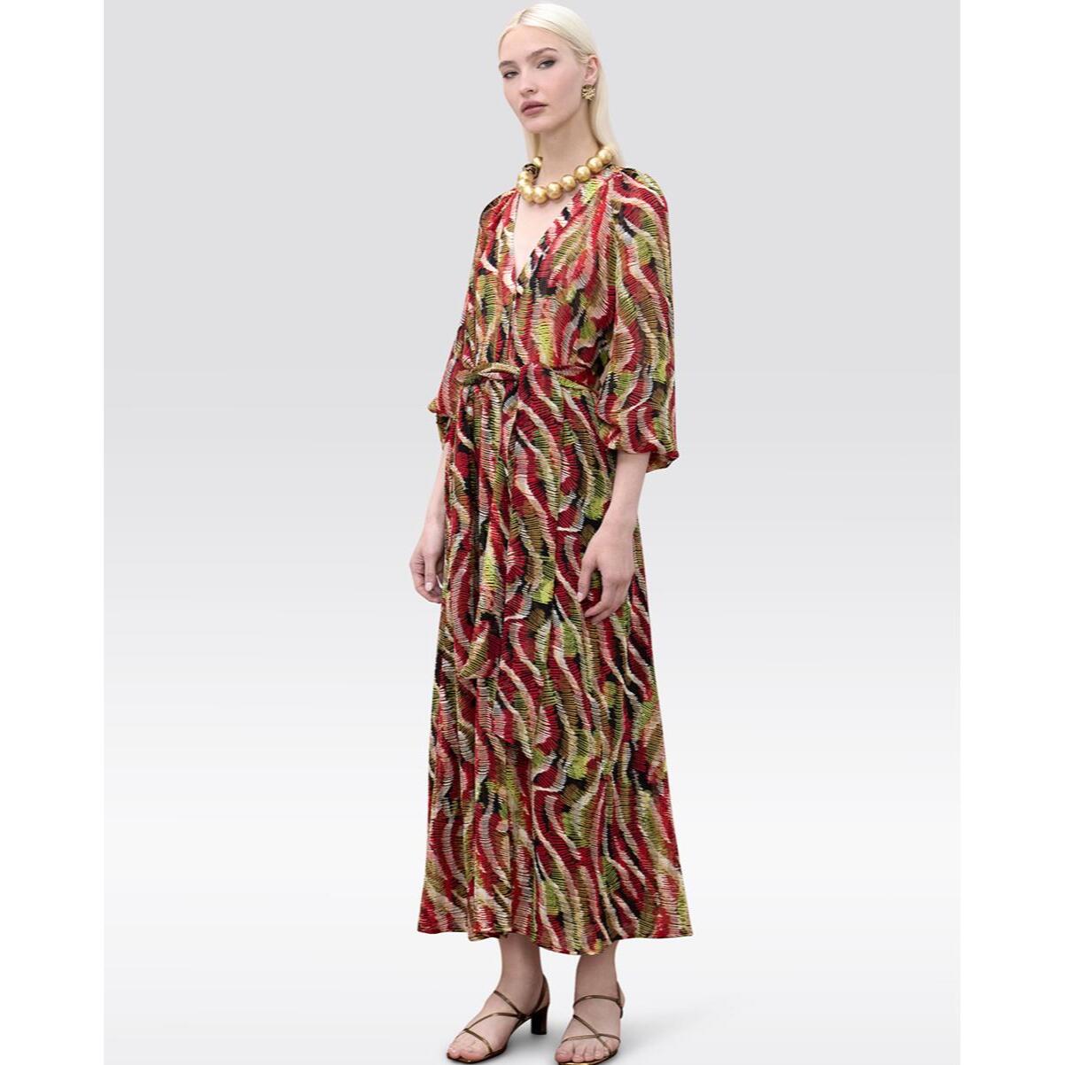 abito con scollo a V e stampa serpentina