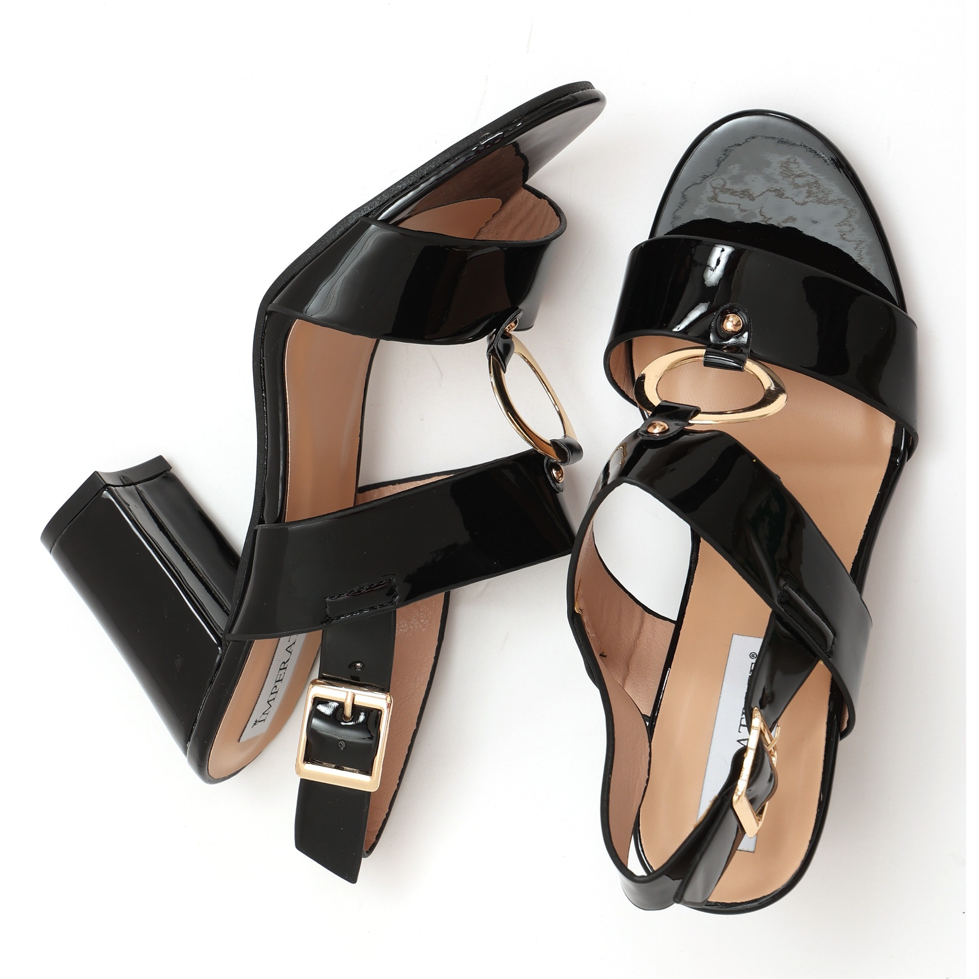 Sandali in simil pelle verniciata con tacco e applicazione color oro