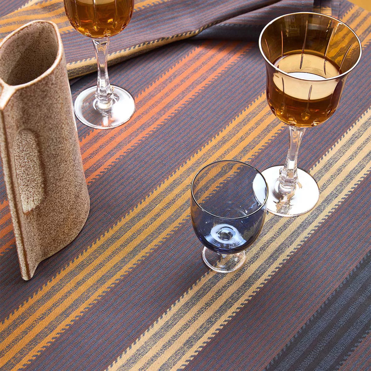 Chemin de table pur coton motif jacquard brun marron Mille bambous onyx