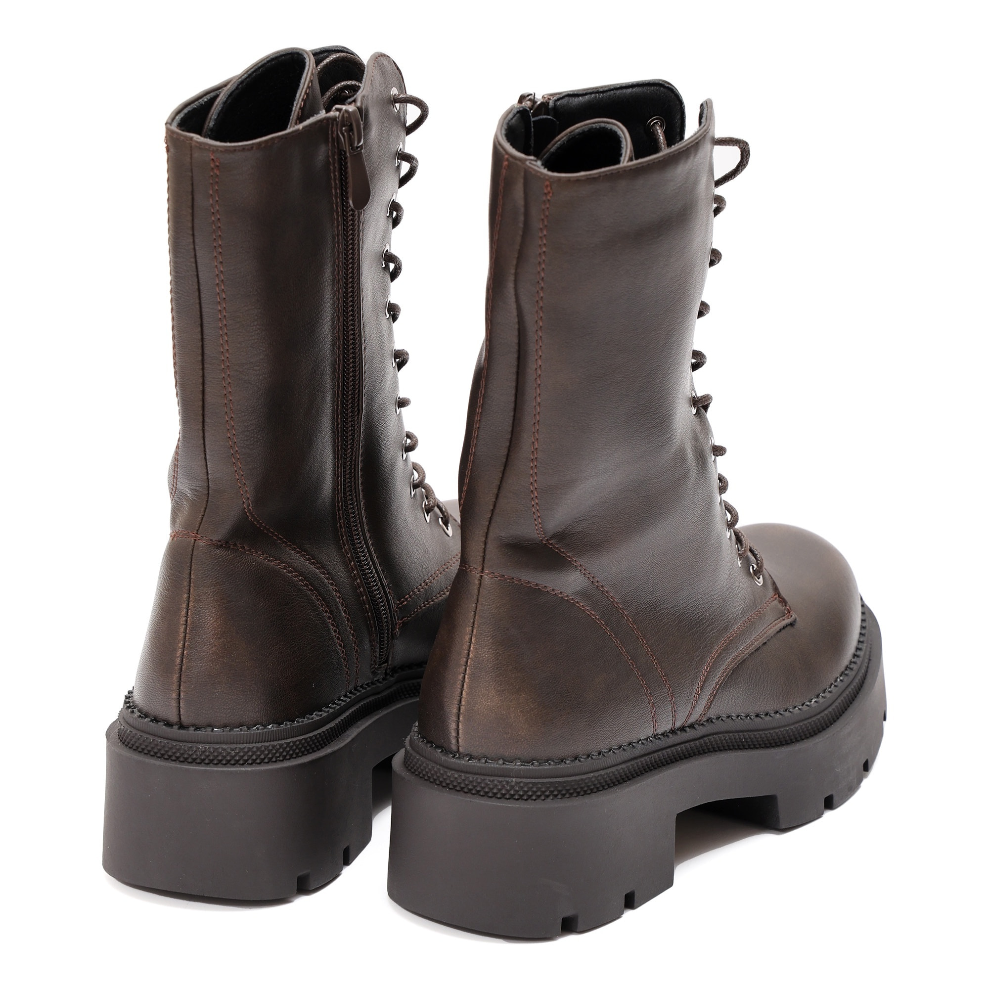 Anfibi in simil pelle con stringhe