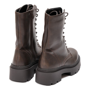 Anfibi in simil pelle con stringhe