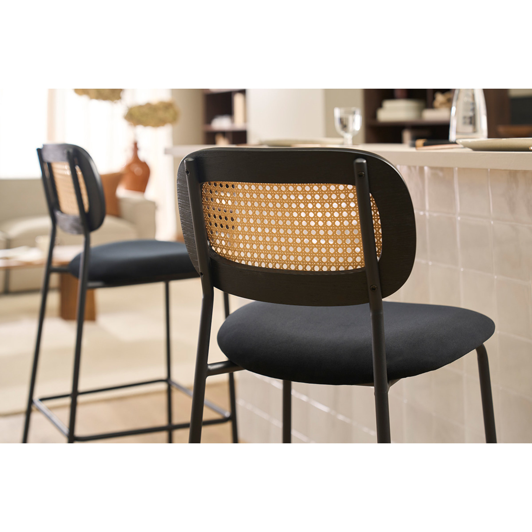 Tabourets design en velours noir, métal noir et cannage rotin (lot de 2) MIRANDA