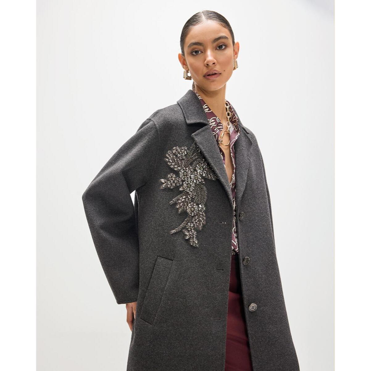 Cappotto in tessuto con decorazioni di strass sul petto