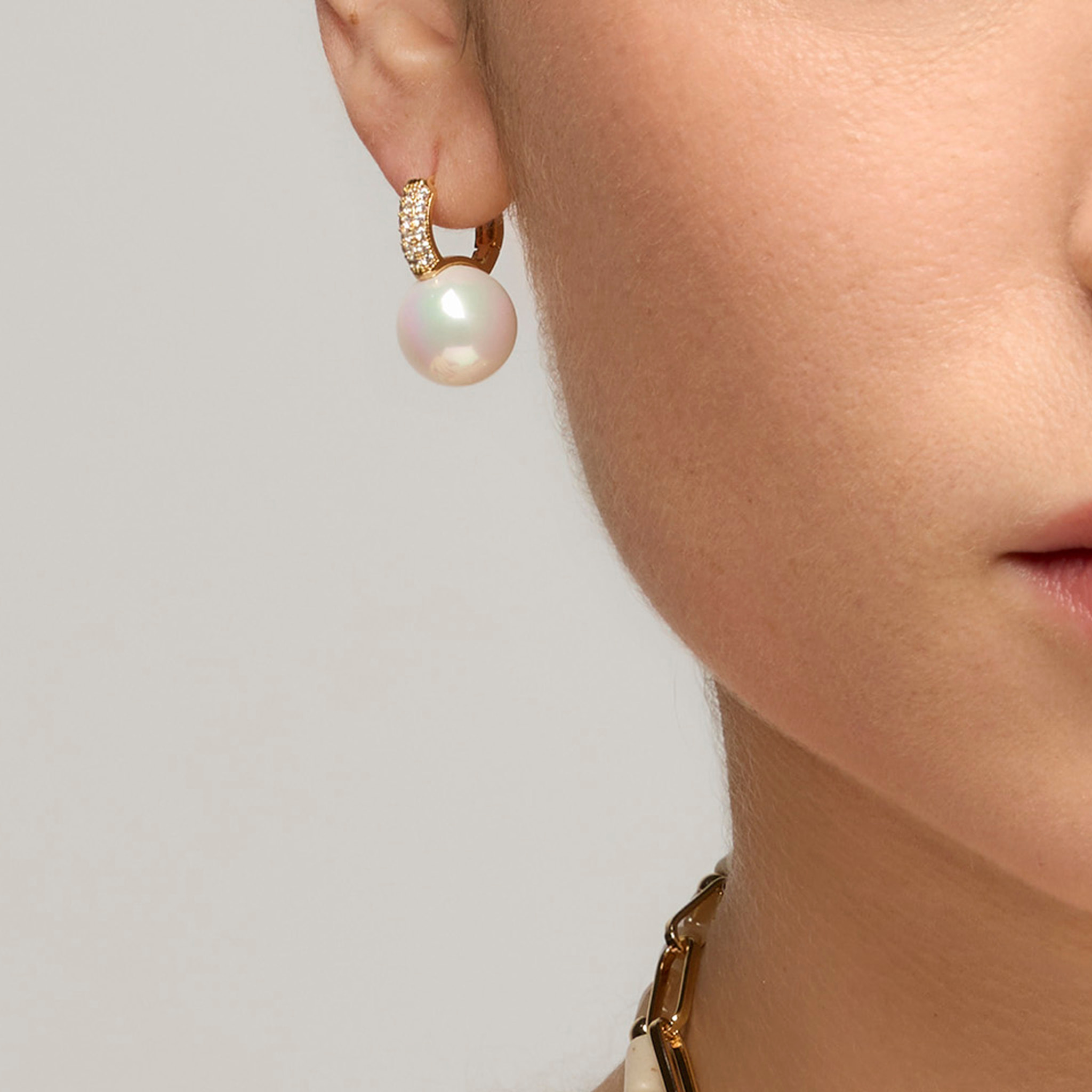 Pendientes acabado oro amarillo de 18k y Perla Blanca