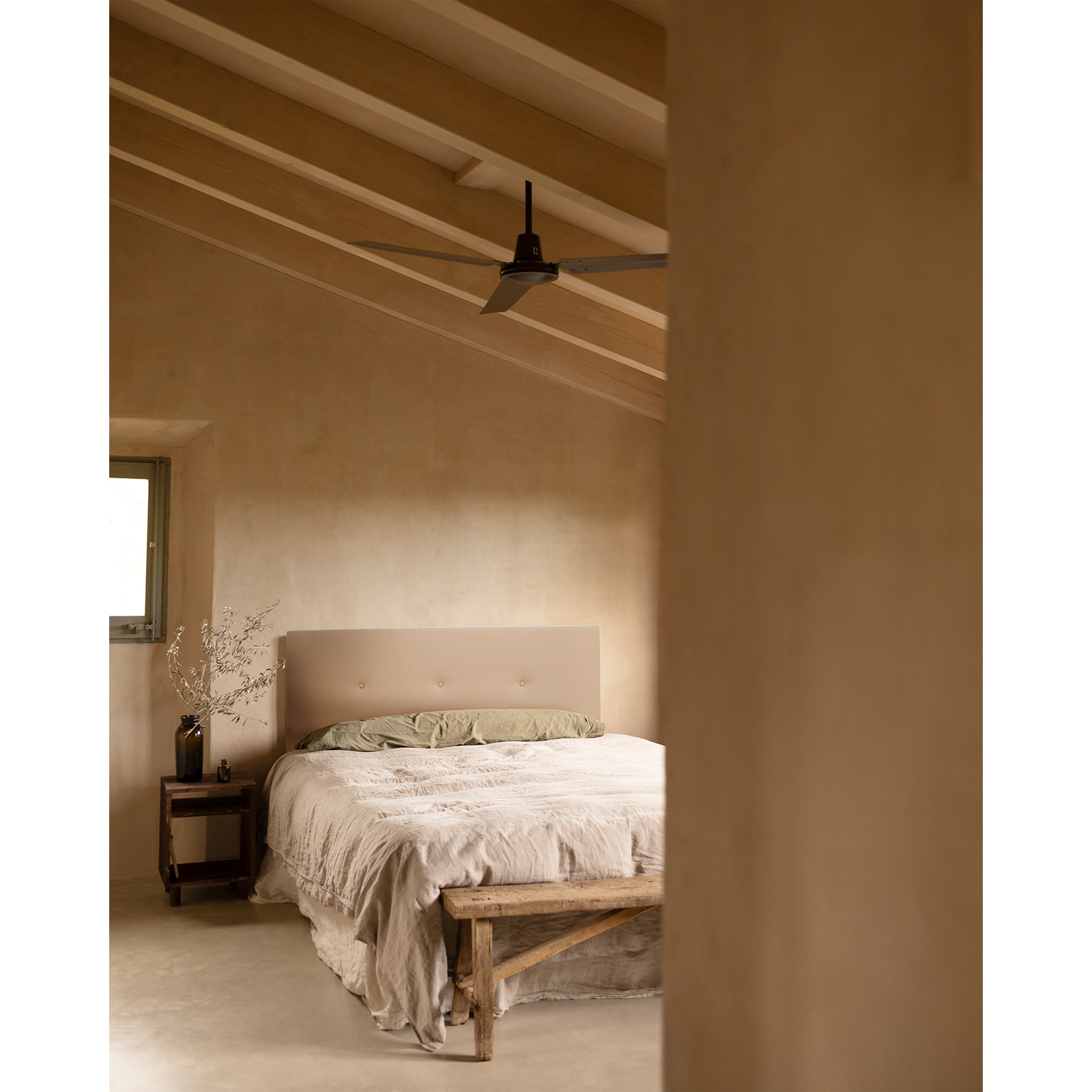 Cabecero tapizado de polipiel con botones en color marrón de varias medidas