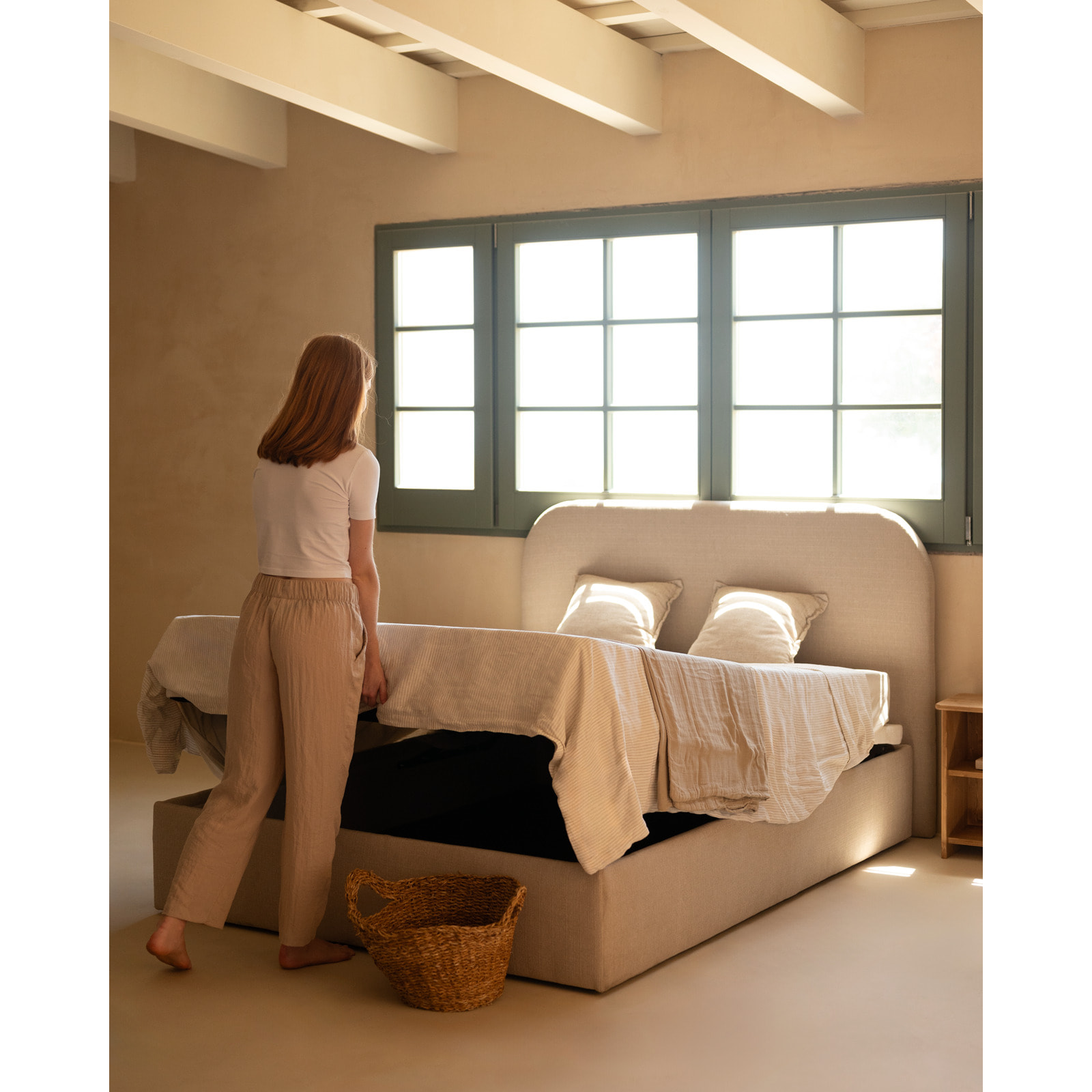 Lit coffre en ton beige pour les sommiers en différentes tailles