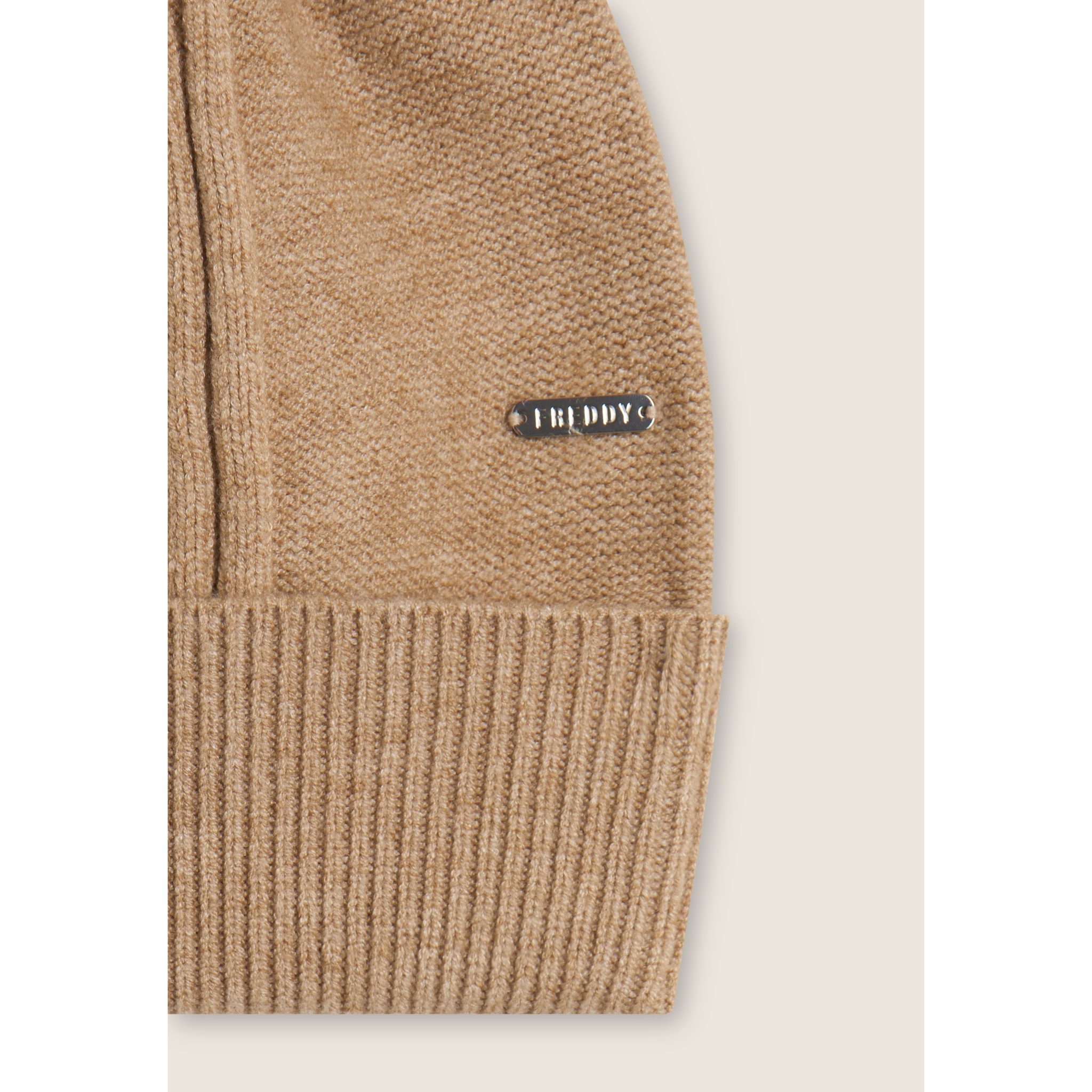 Berretto in maglia con treccia decorativa
