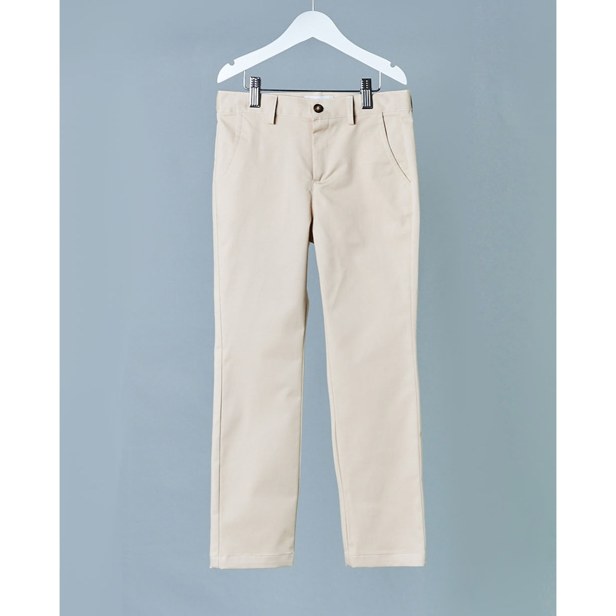 Pantalón largo, de sarga beige. Con bolsillos y bragueta.