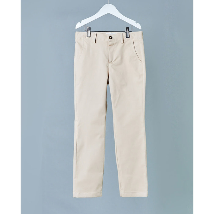 Pantalón largo, de sarga beige. Con bolsillos y bragueta.