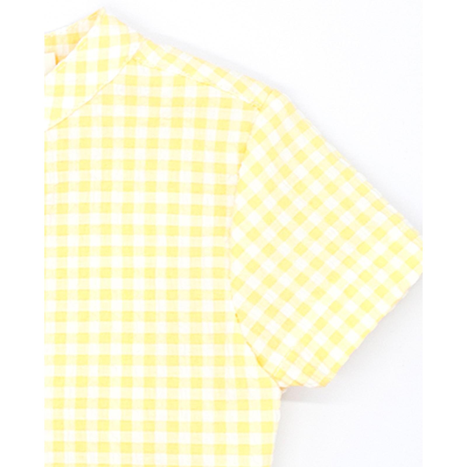 Camisa de manga corta estampado de vichy amarillo. Cuello mao y bolsillo en el delantero.