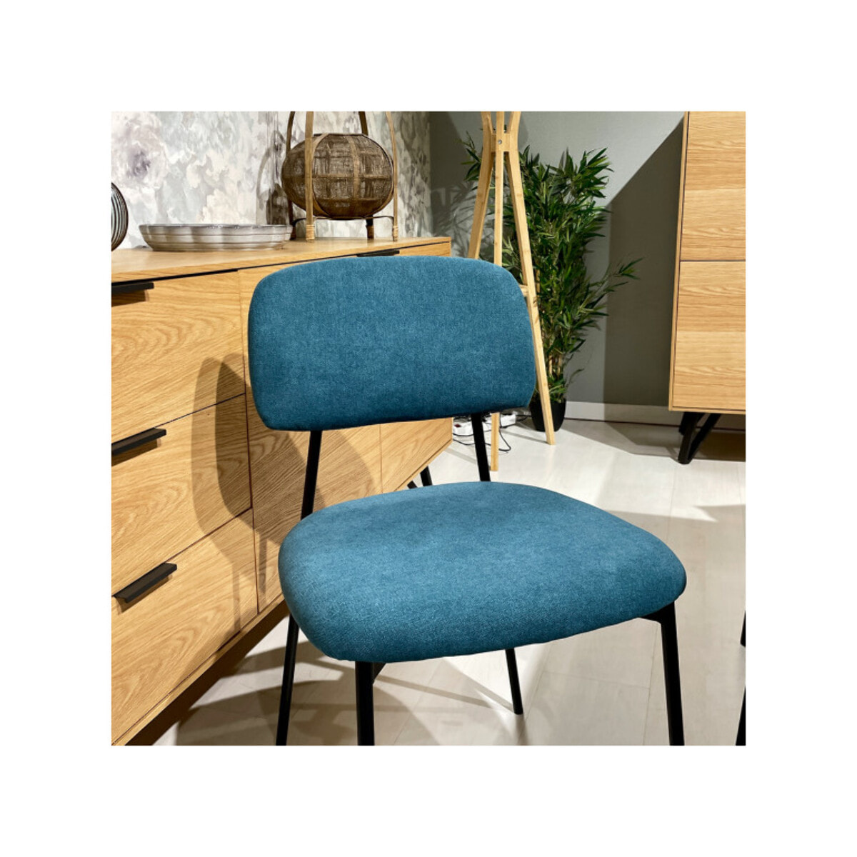 Chaise de repas en tissu doux avec 4 pieds en métal noir - MIRA