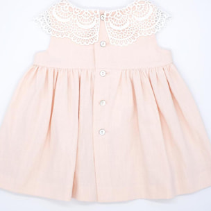 Vestido corto rosa, falda fluncida y cuello de guipur blanco.