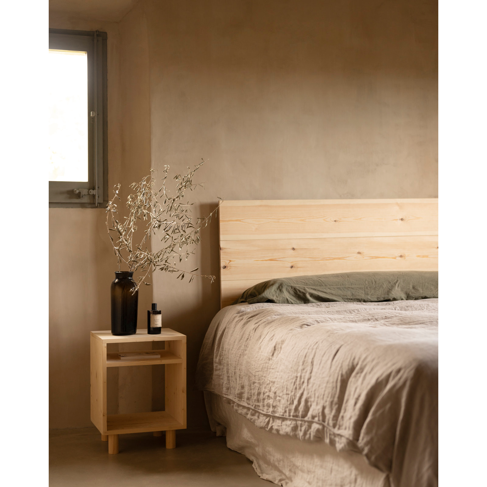 Mesita de noche de madera maciza en tono natural de 51x32cm Alto: 50.5 Largo: 32 Ancho: 37.5
