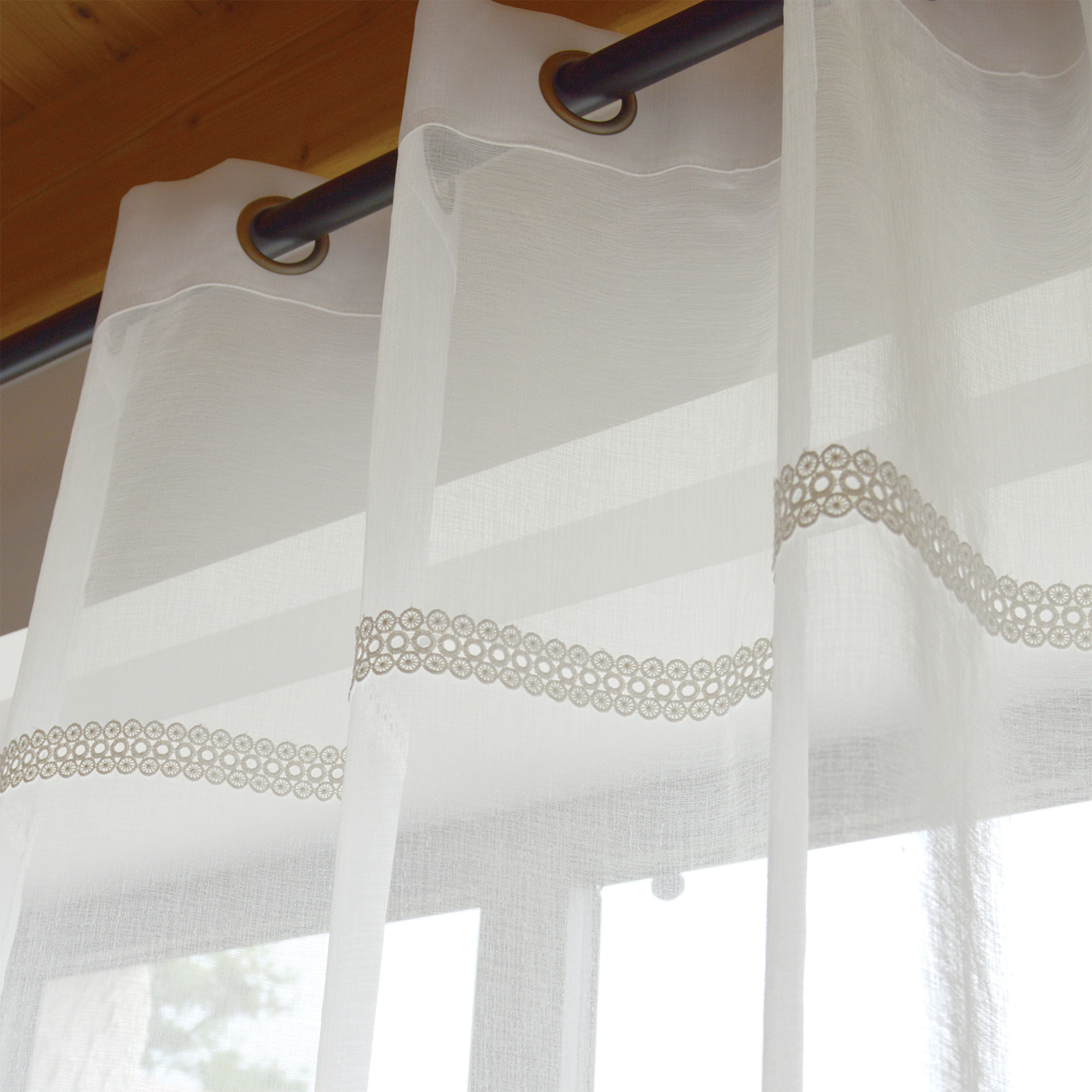 Voilage à oeillets avec ruban macramé - Blanc cassé