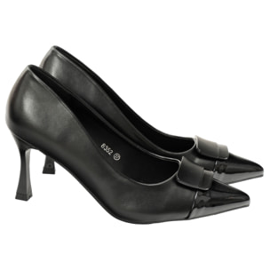 Decolletè in simil pelle con applicazione