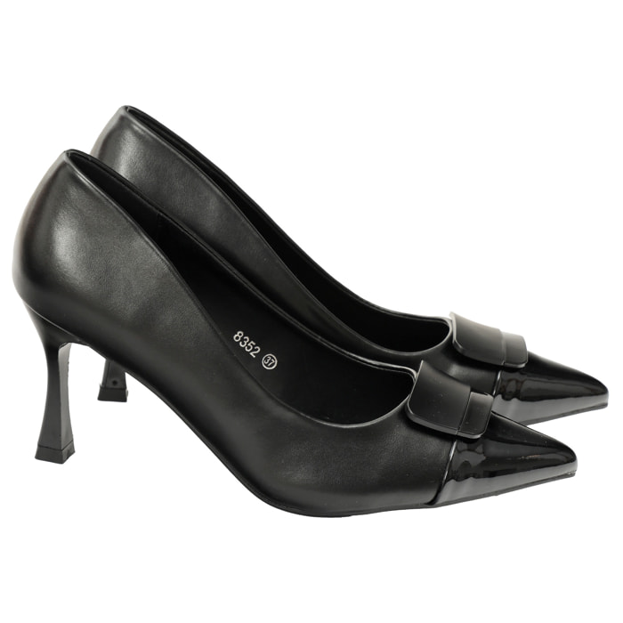 Decolletè in simil pelle con applicazione