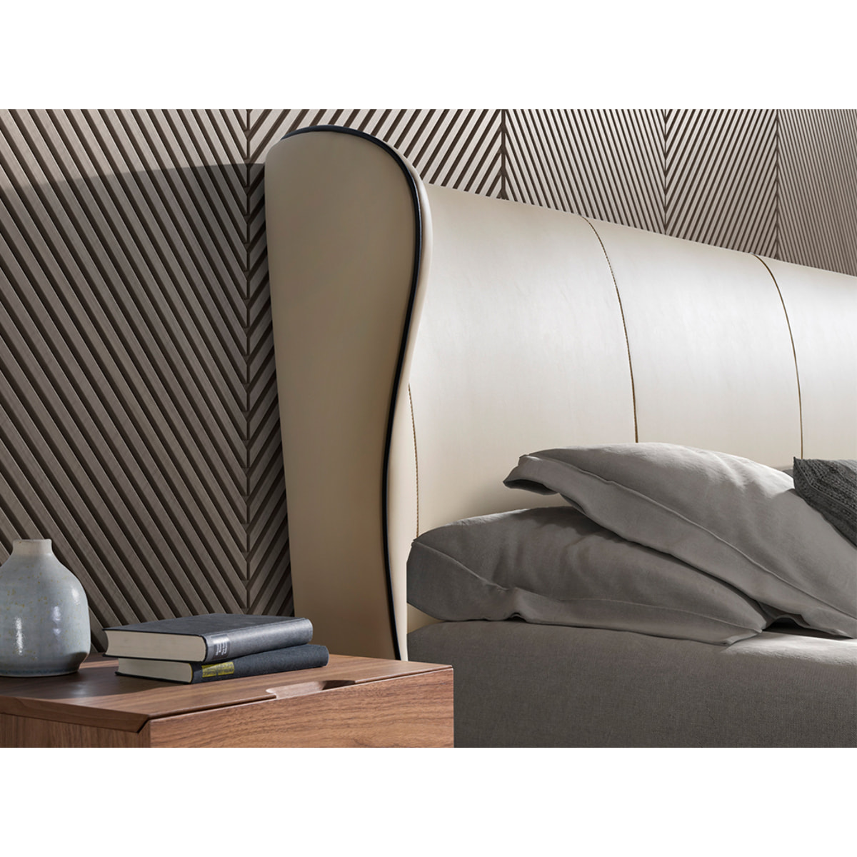 Cama Angel Cerdá de matrimonio con cabecero y estructura en polipiel en crema y patas de acero inoxidable en negro 220x217x110cm