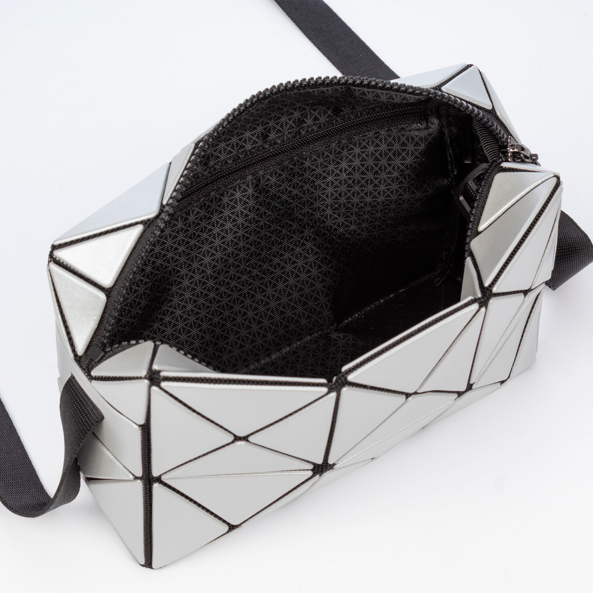 Aso bolso bandolera de diseño geométrico.