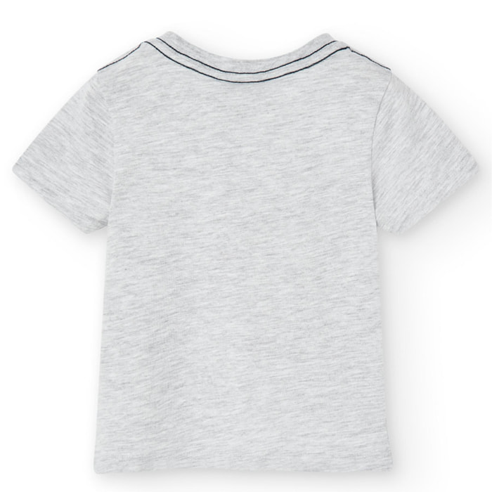 Camiseta en gris con mangas cortas y dibujo frontal