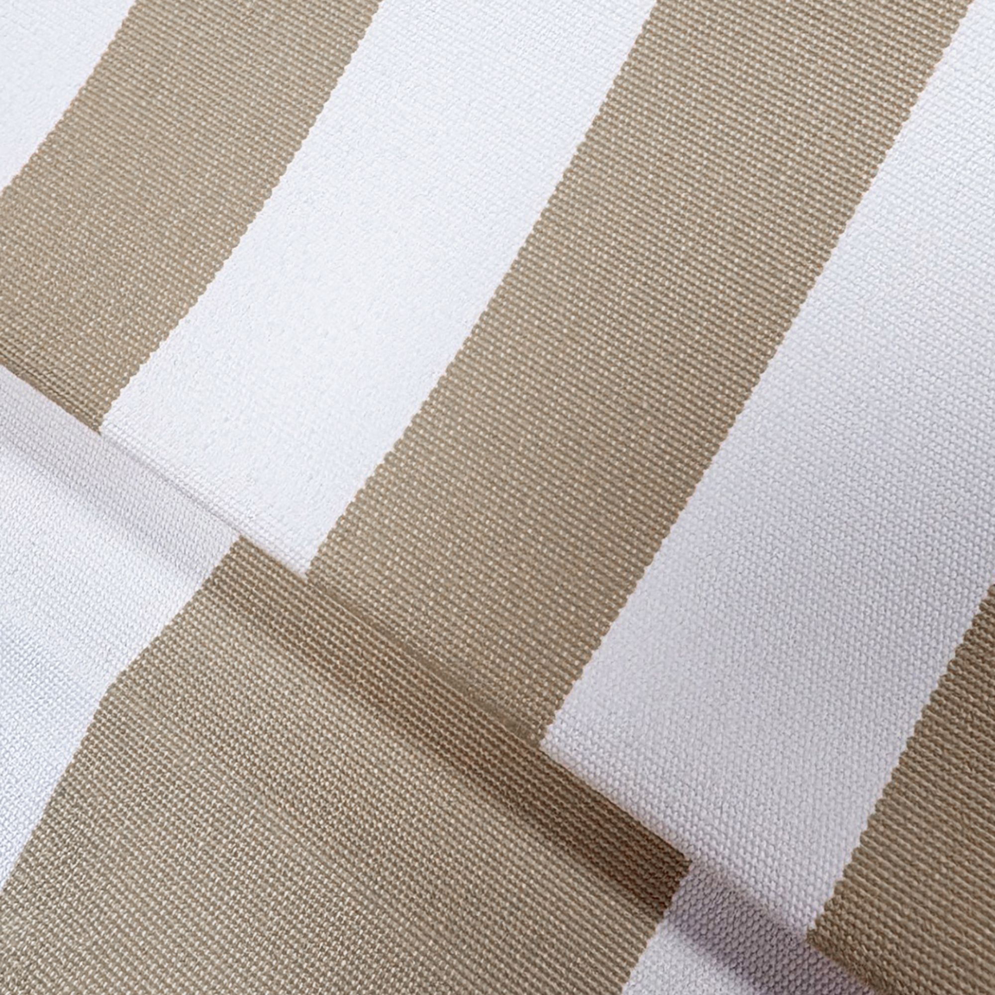 Fauteuil d'extérieur rond en tissu taupe et coussin à rayure NINO