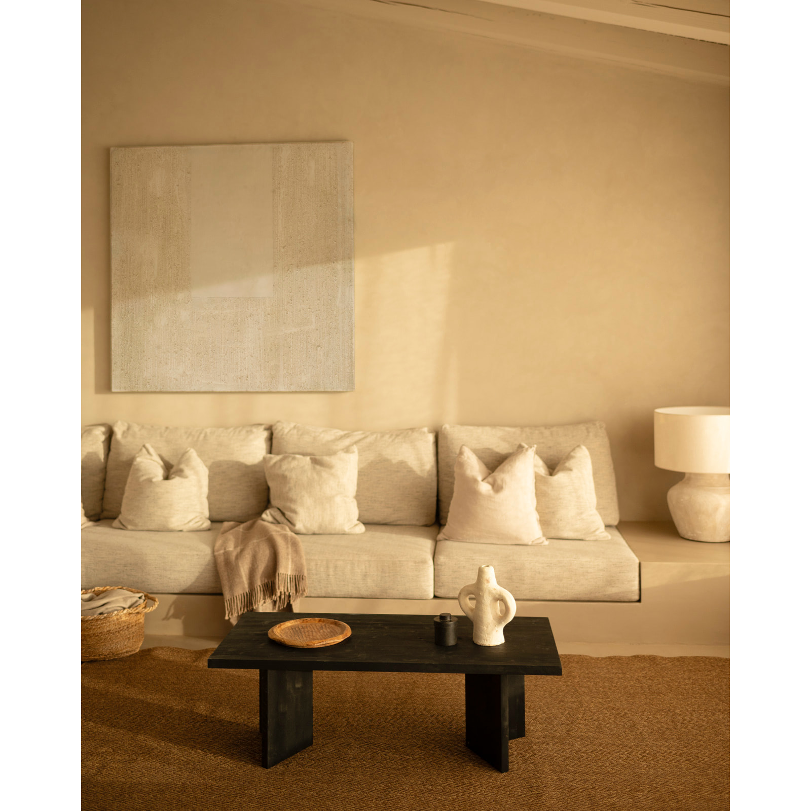 Mesa de centro de madera maciza en tono negro de 120x55 cm Alto: 40 Largo: 120 Ancho: 55