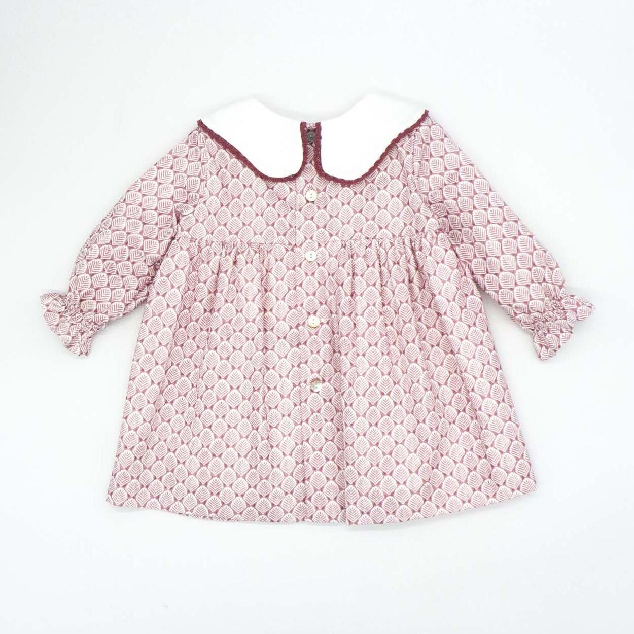 Vestido hojas malva con cuello blanco