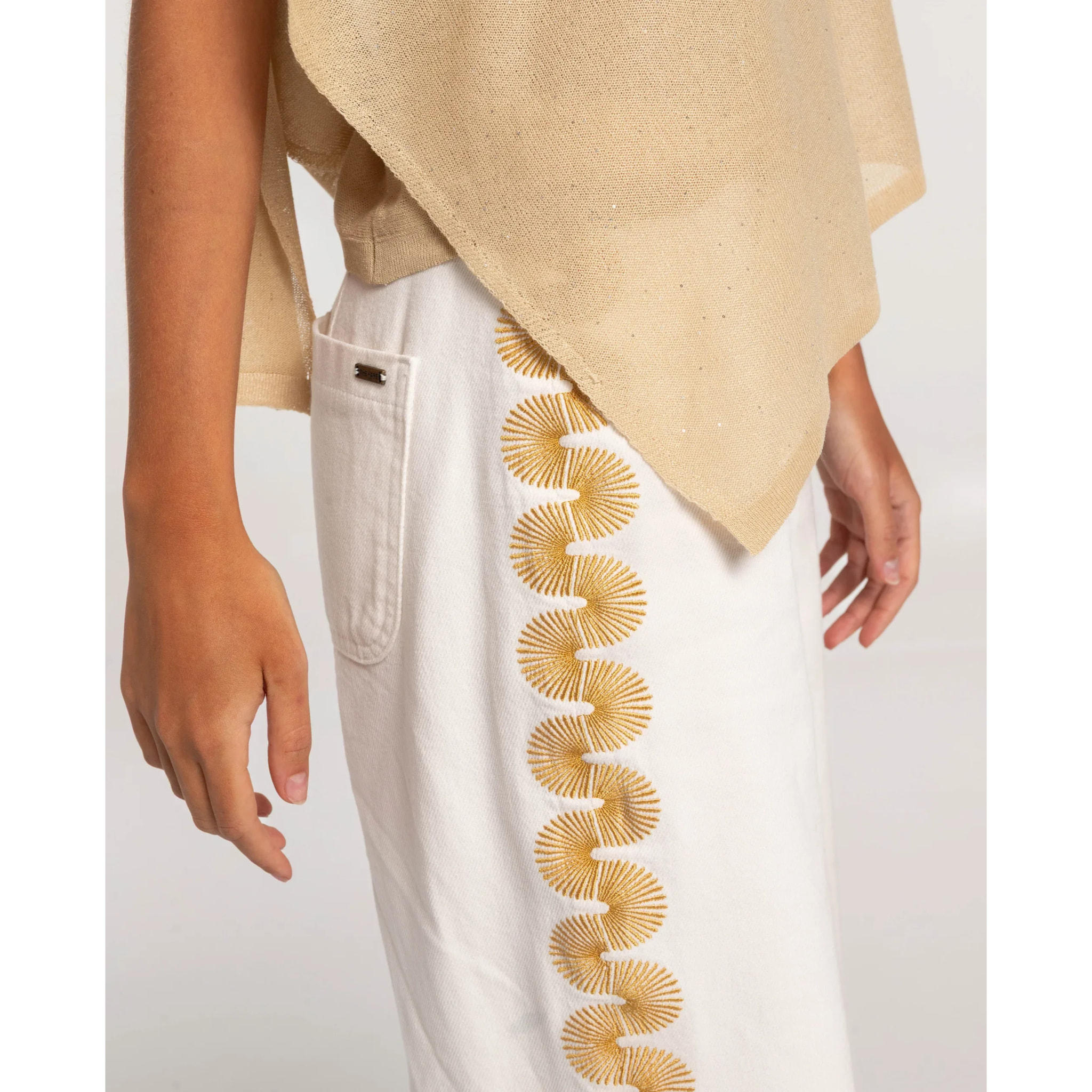 Pantalón vaquero recto con bordados de mujer
