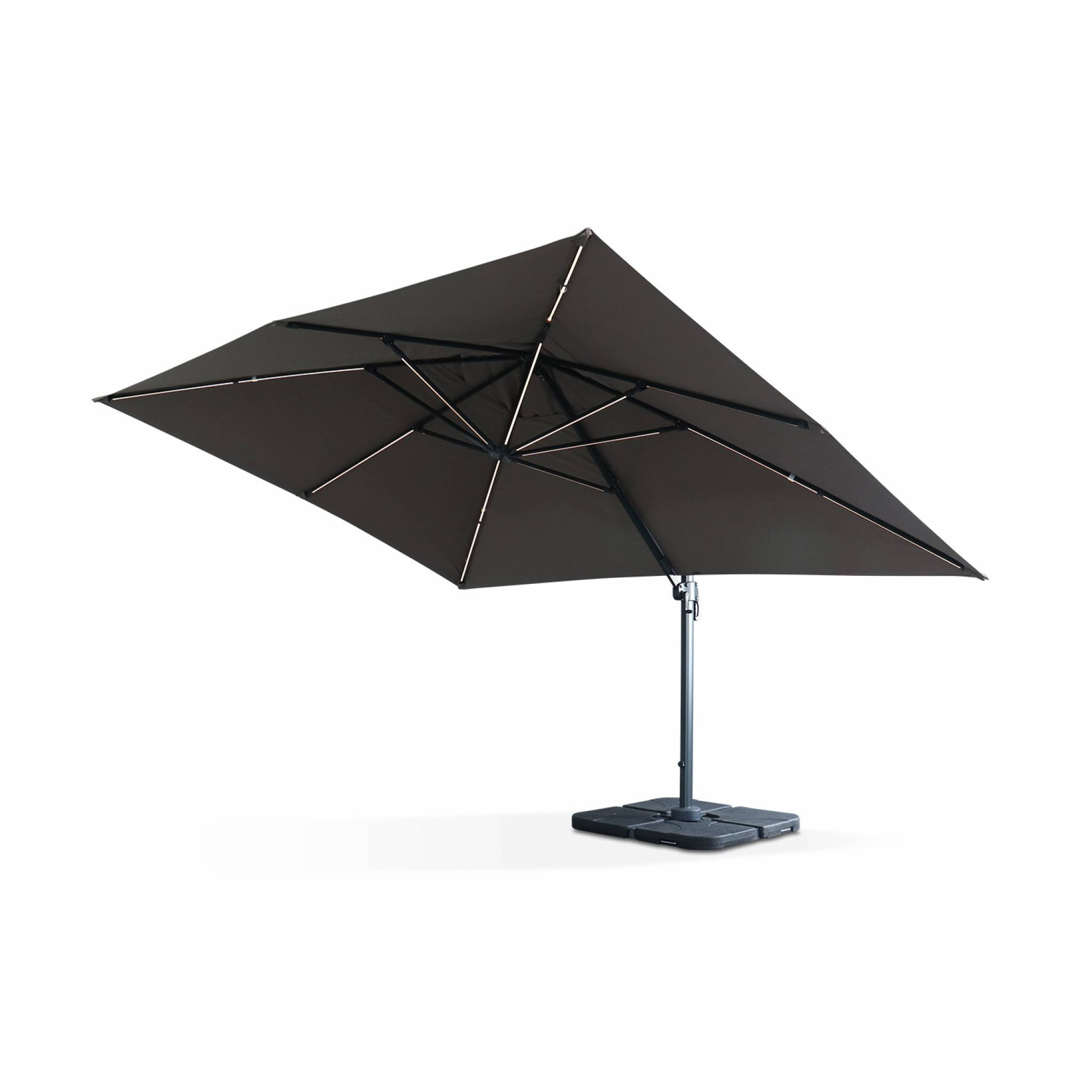 Parasol déporté solaire LED rectangulaire 3x4m haut de gamme - Luce Taupe - Parasol excentré inclinable. rabattable et rotatif à 360°. chargeur solaire