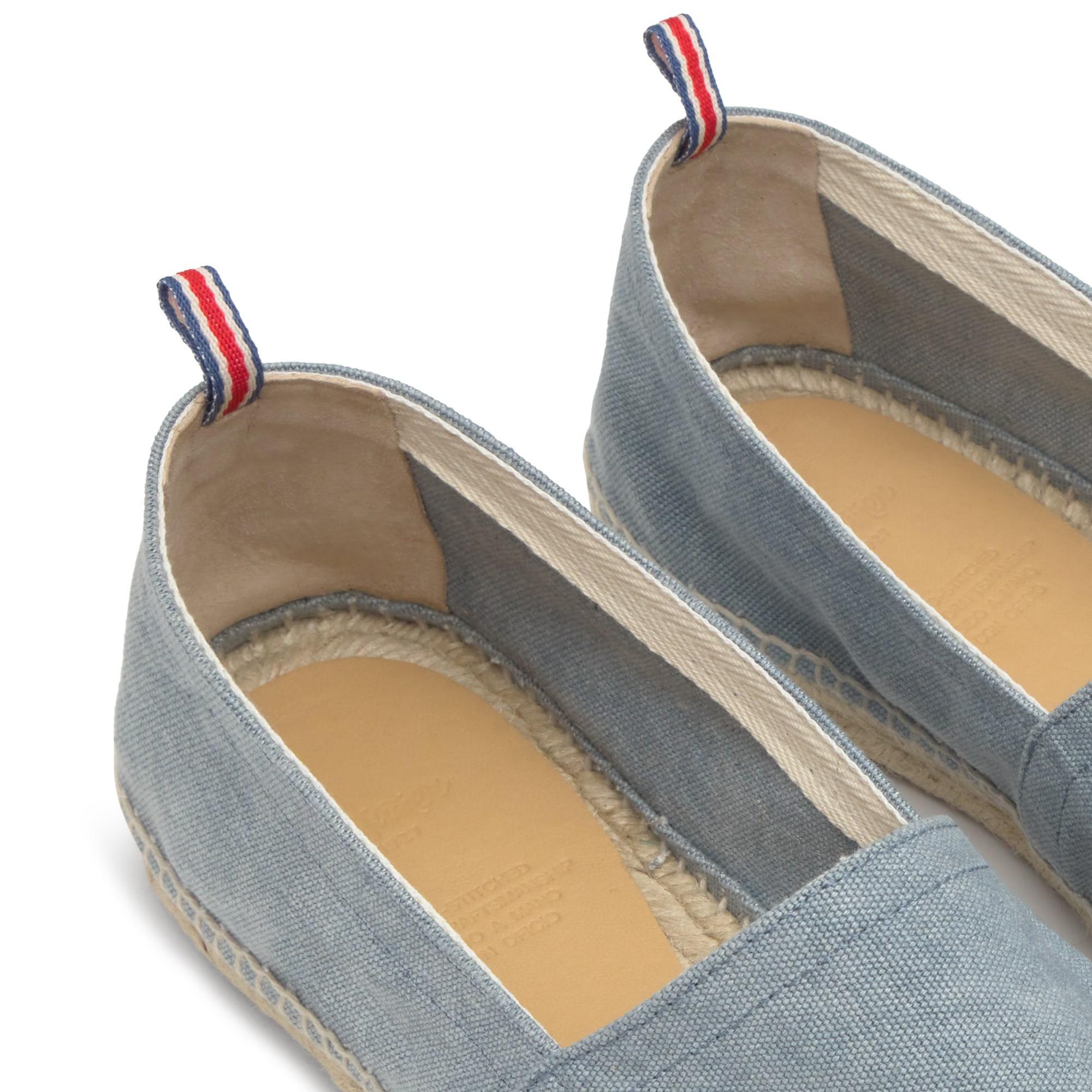 Alpargata plana en lona de algodón con bordado a contraste en talón