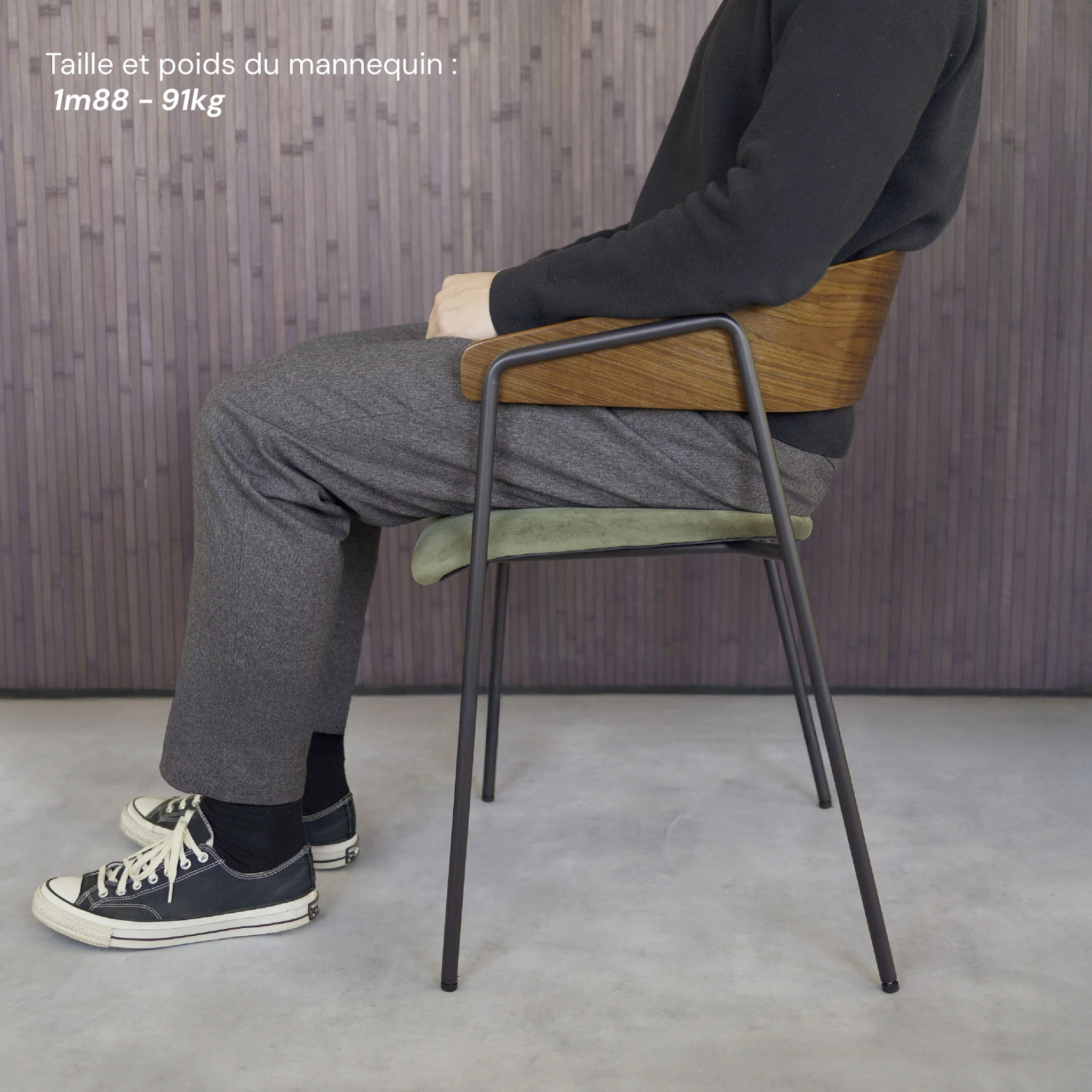 Lot de 2 chaises en velours vert kaki et bois de noyer - Esmée