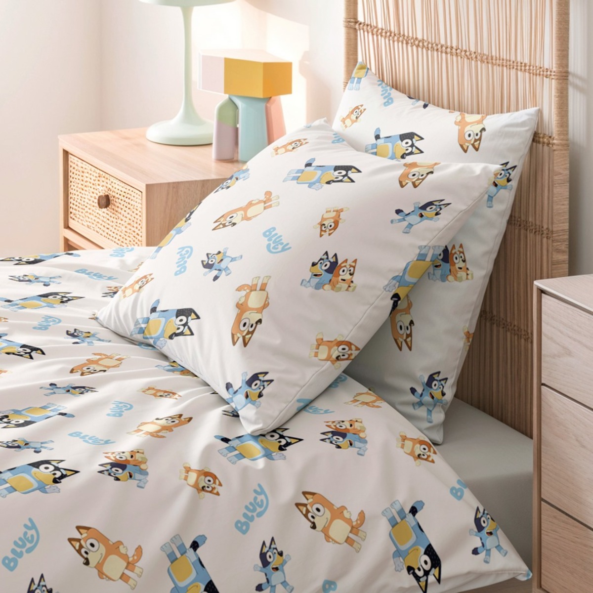 Funda cojin BLUEY con relleno 45x45 .