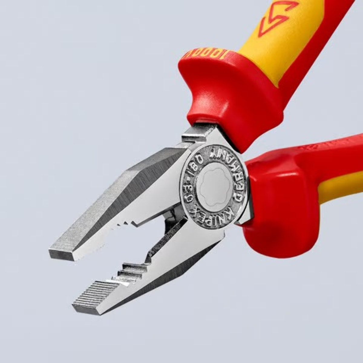 Pince universelle 180mm avec tranchant - Bi-matière - Chromée - Isolée 1000V - KNIPEX - 03 06 180