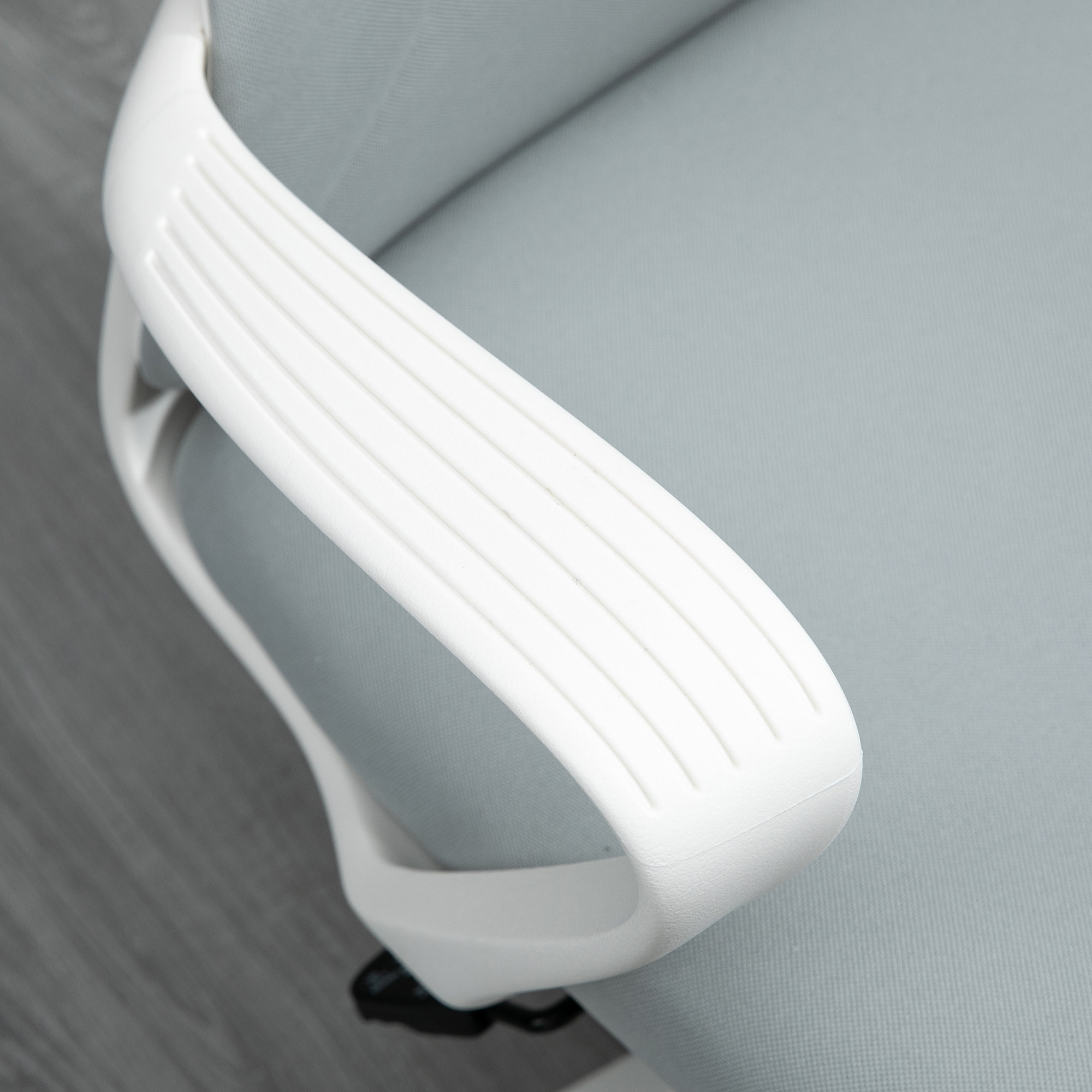 Fauteuil de Bureau ergonomique avec accoudoirs et roulettes pivotant - Fonction Inclinaison et Hauteur réglable dim. 62L x 56l x 119,5H cm - Gris clair