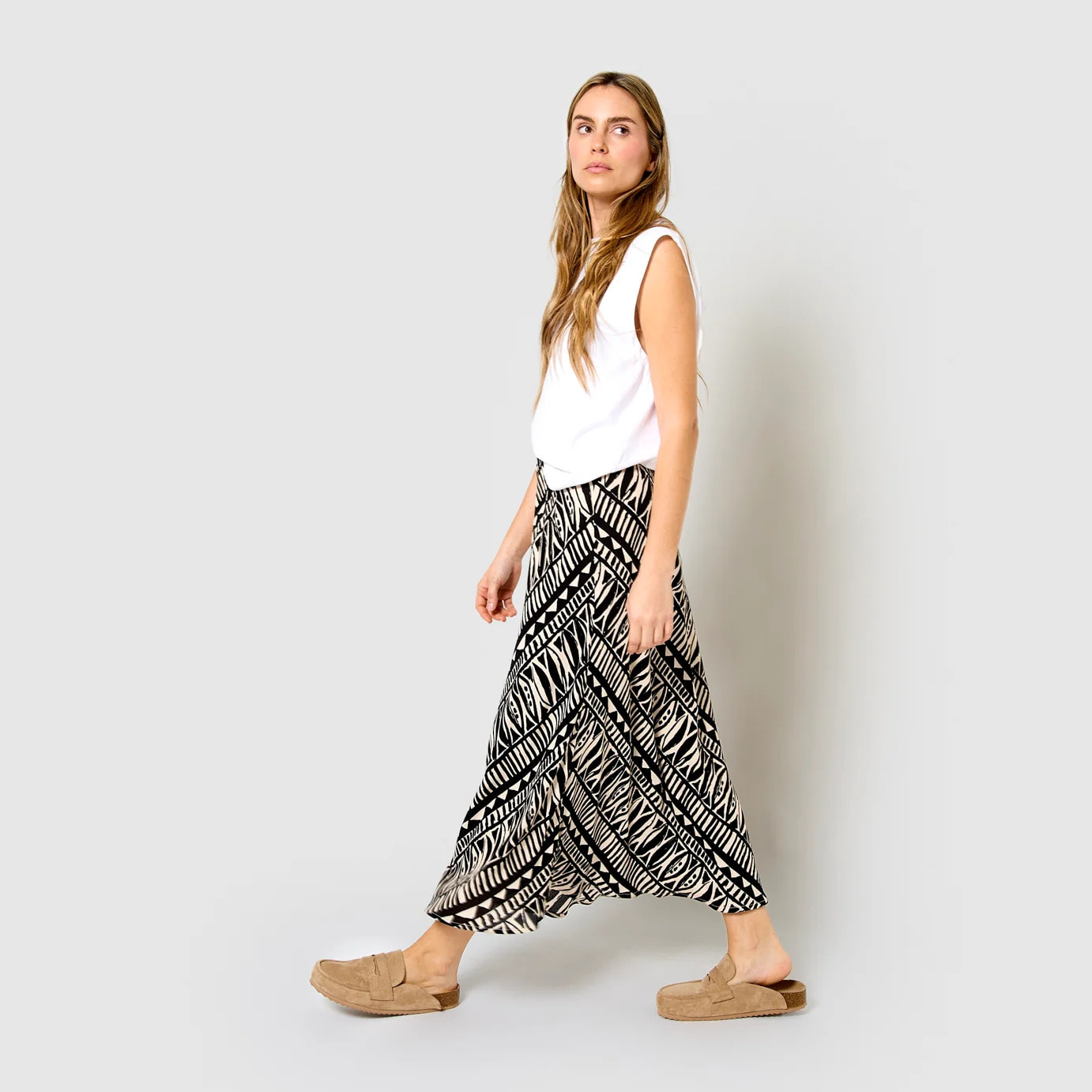 Falda midi bambula detalles plisados tepec negro