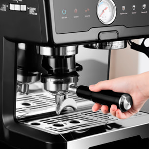 Cafetera de 2200W con 20 niveles de molido y sistema dual para café frío o caliente. Pantalla táctil, varilla de vapor, 20 bar de presión y tanque de 2,6 L.